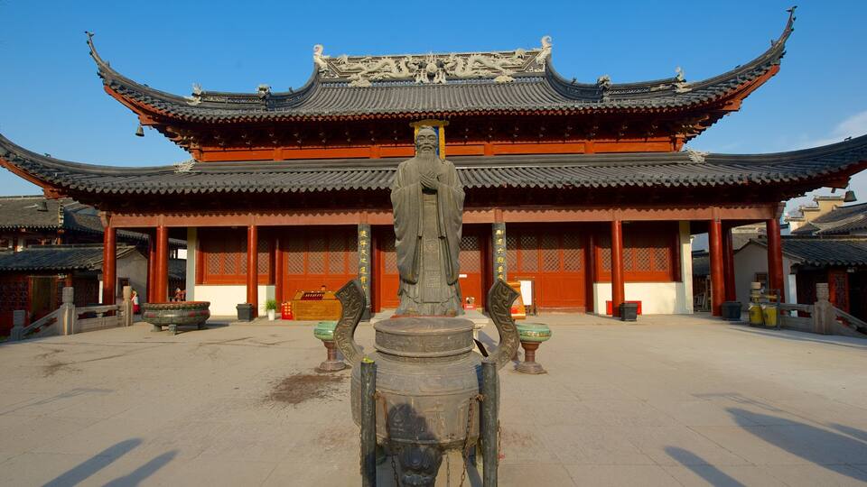 Temple of Confucius showing a statue or sculpture, heritage architecture and a temple or place of worship