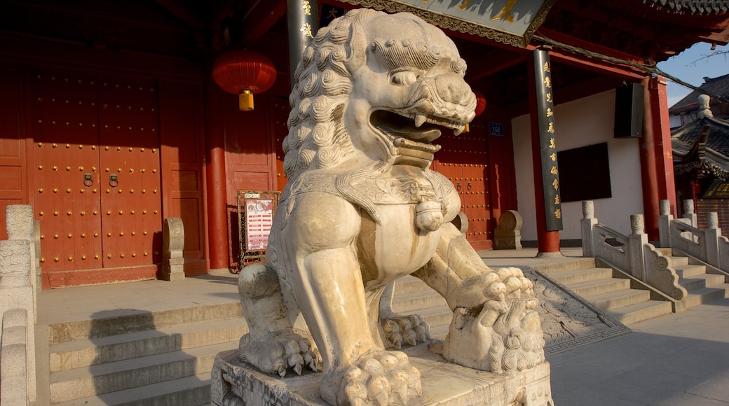 Temple of Confucius showing a statue or sculpture, a temple or place of worship and religious elements