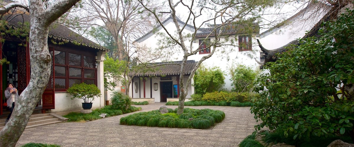 Suzhou que incluye un jardín y una casa