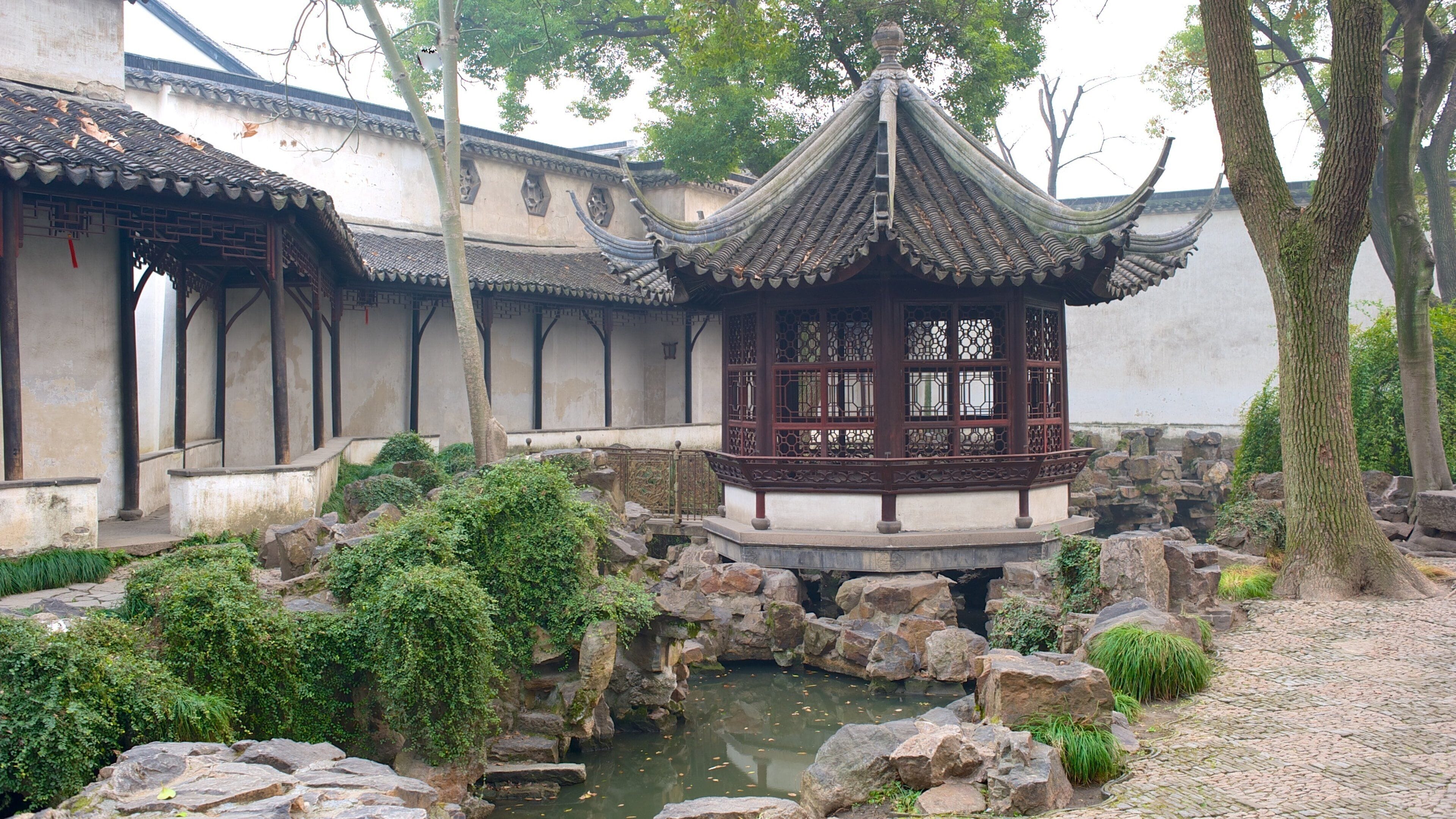 Jardim do Humilde Administrador caracterizando um parque, um lago e elementos religiosos