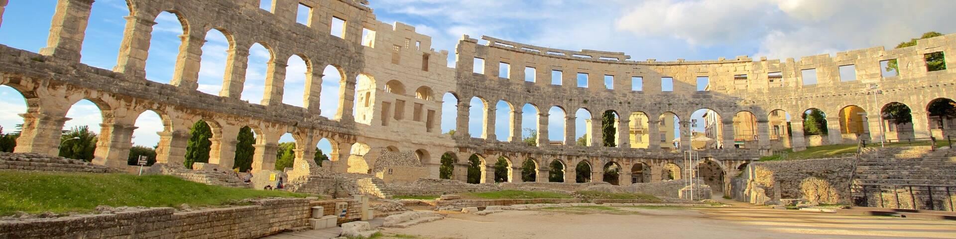 Pula Arena showing building ruins, a monument and heritage elements