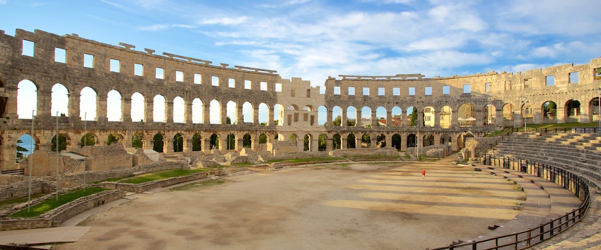 Estadio de Pula mostrando elementos del patrimonio, patrimonio de arquitectura y un monumento