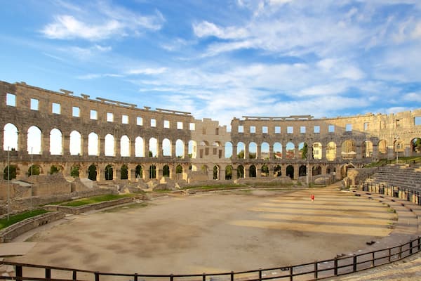 Pula-arenan presenterar historiska element, en ruin och historisk arkitektur