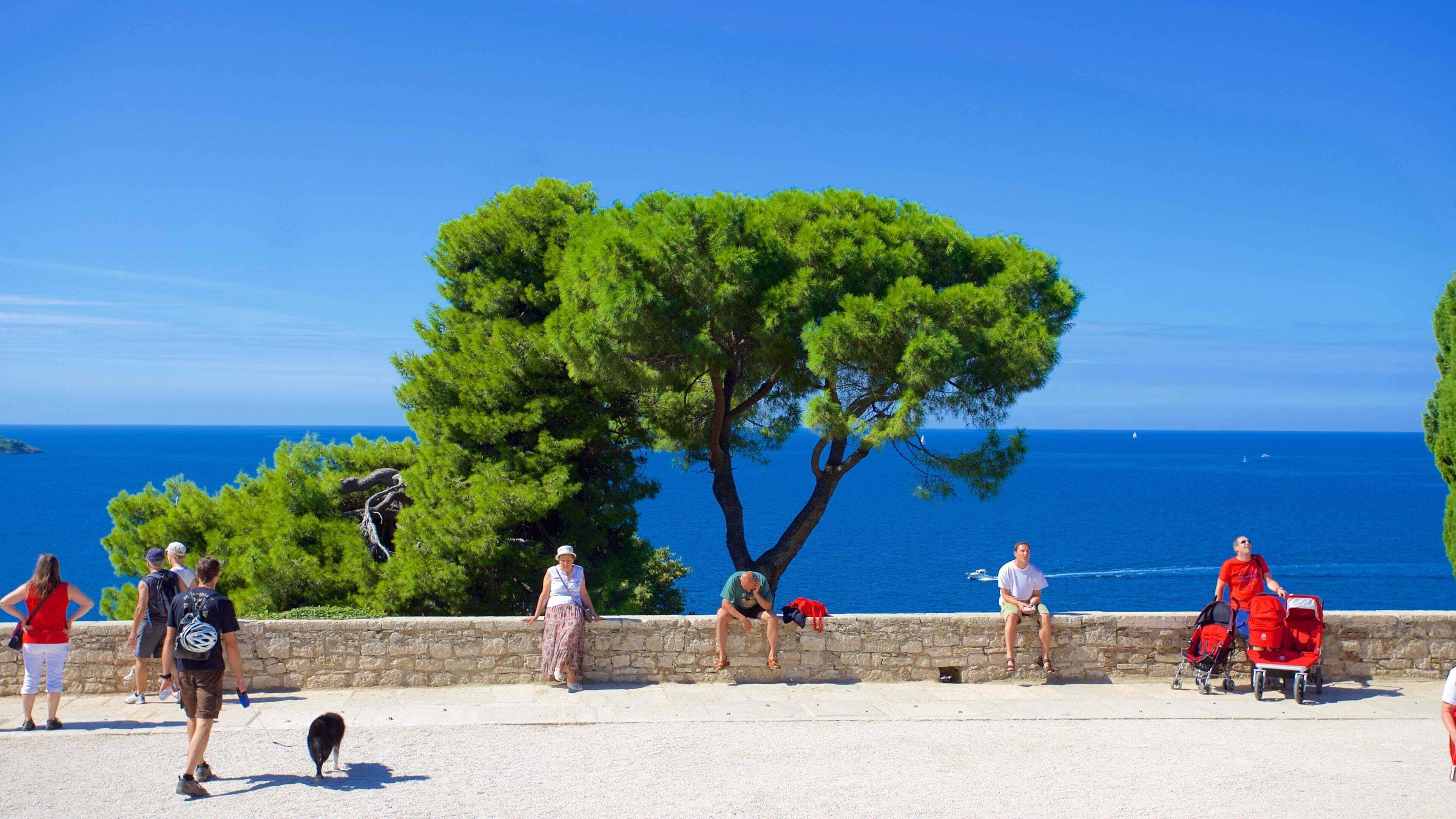 St. Euphemias kirke fasiliteter samt kyst i tillegg til en liten gruppe med mennesker