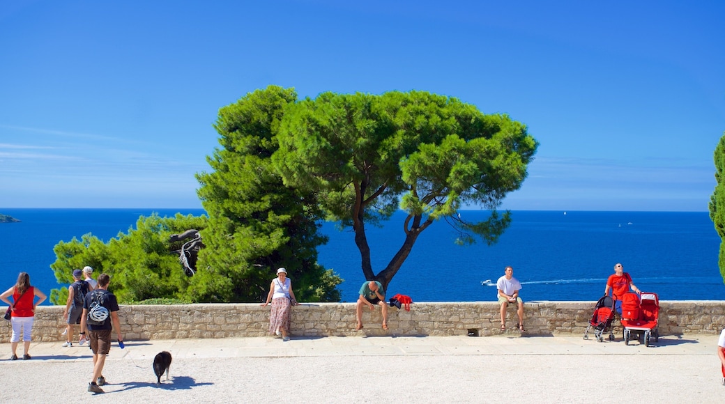 St. Euphemias kirke fasiliteter samt kyst i tillegg til en liten gruppe med mennesker