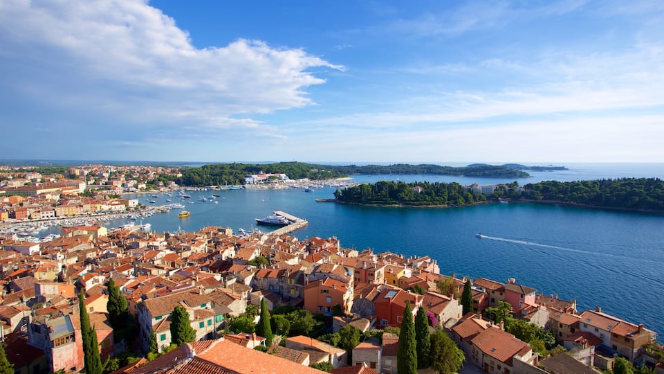 Iglesia de Santa Eufemia que incluye una ciudad costera