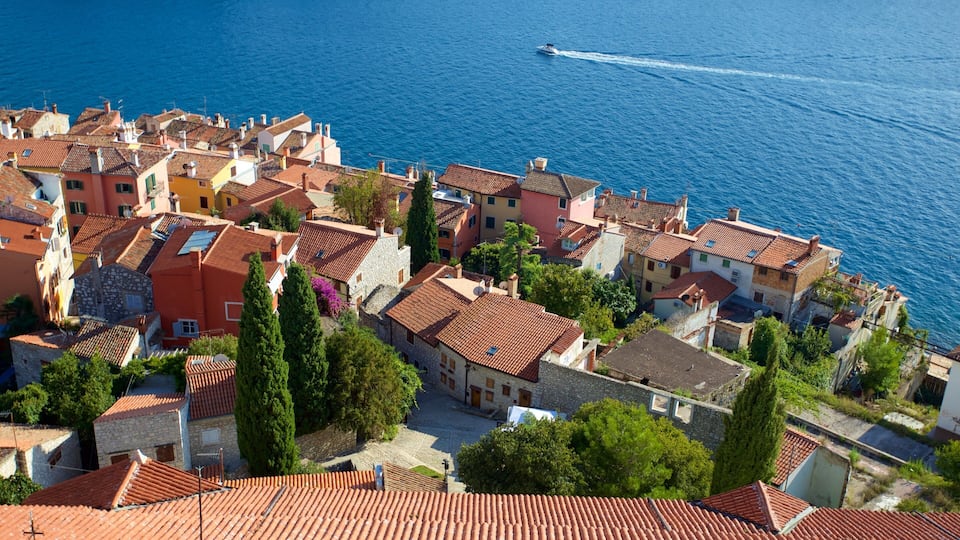 Iglesia de Santa Eufemia mostrando una ciudad costera y vista general a la costa