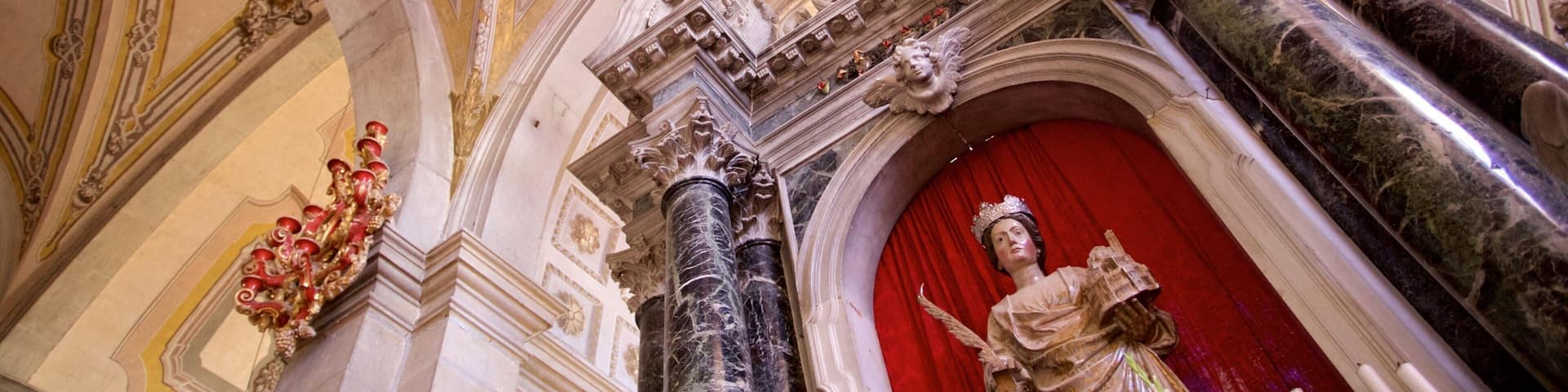 Ăglise Sainte-EuphĂ©mie mettant en vedette aspects religieux