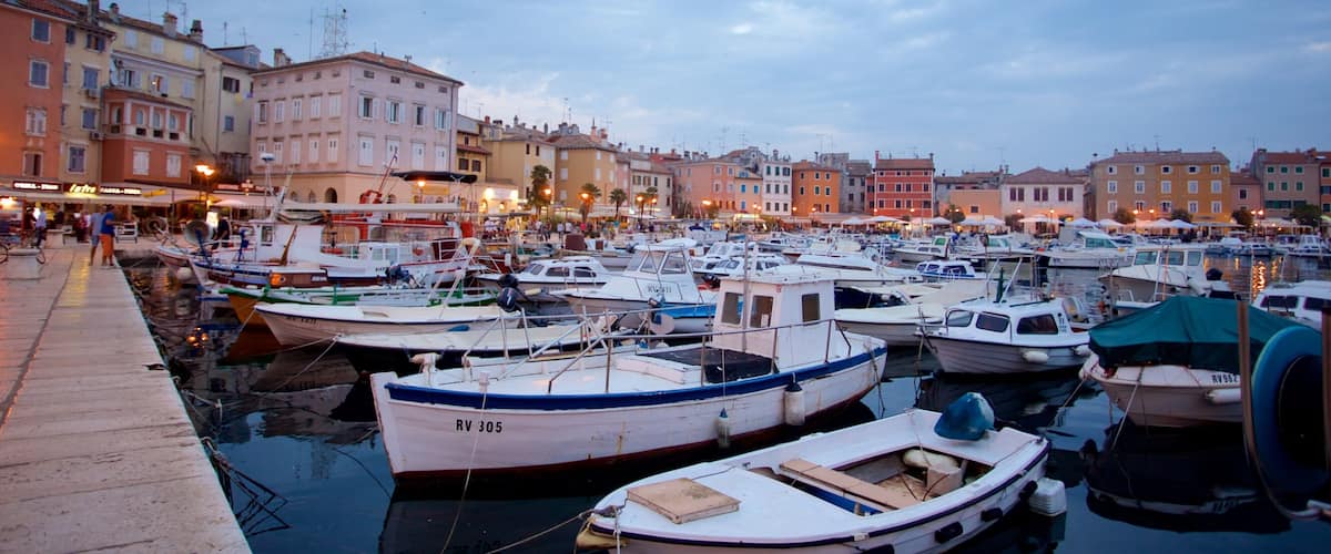 Rovinj Harbour mit einem Küstenort, Bootfahren und Bucht oder Hafen