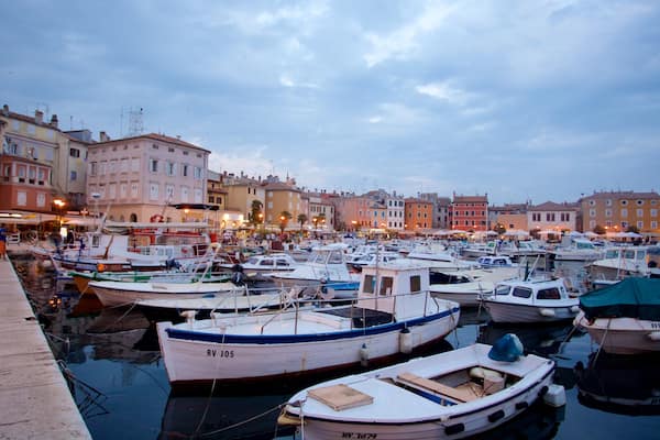 Porto di Rovinj mostrando località costiera, giro in barca e baia e porto
