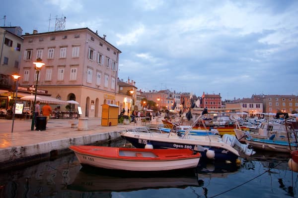 Rovinj Harbour das einen bei Nacht und Bucht oder Hafen