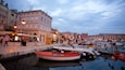 Rovinj Harbour das einen bei Nacht und Bucht oder Hafen
