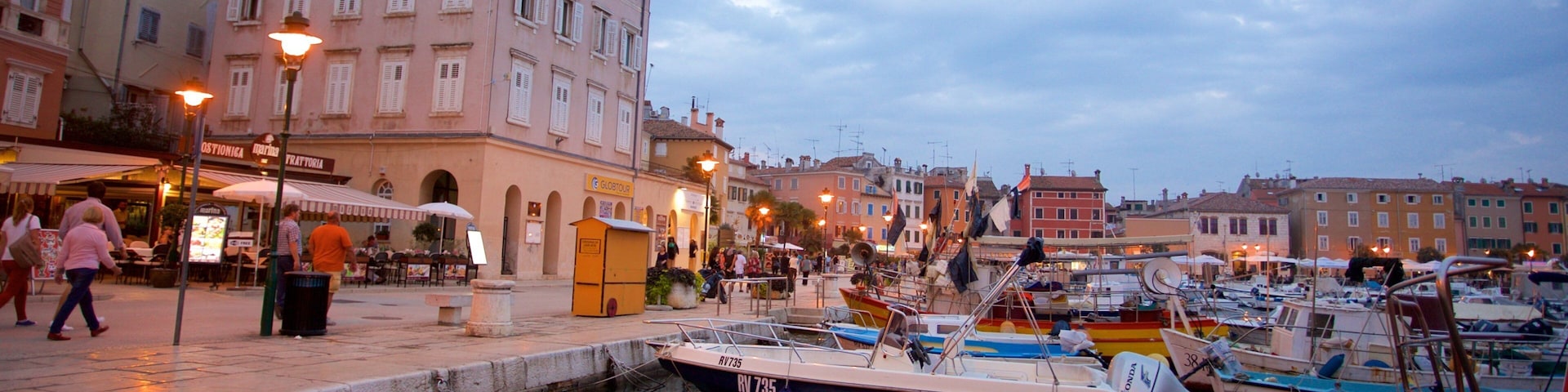 Rovinj Harbour qui includes scènes de nuit et baie ou port