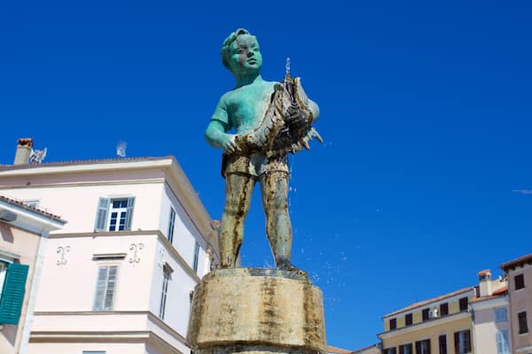 Piazza Maresciallo Tito che include fontana