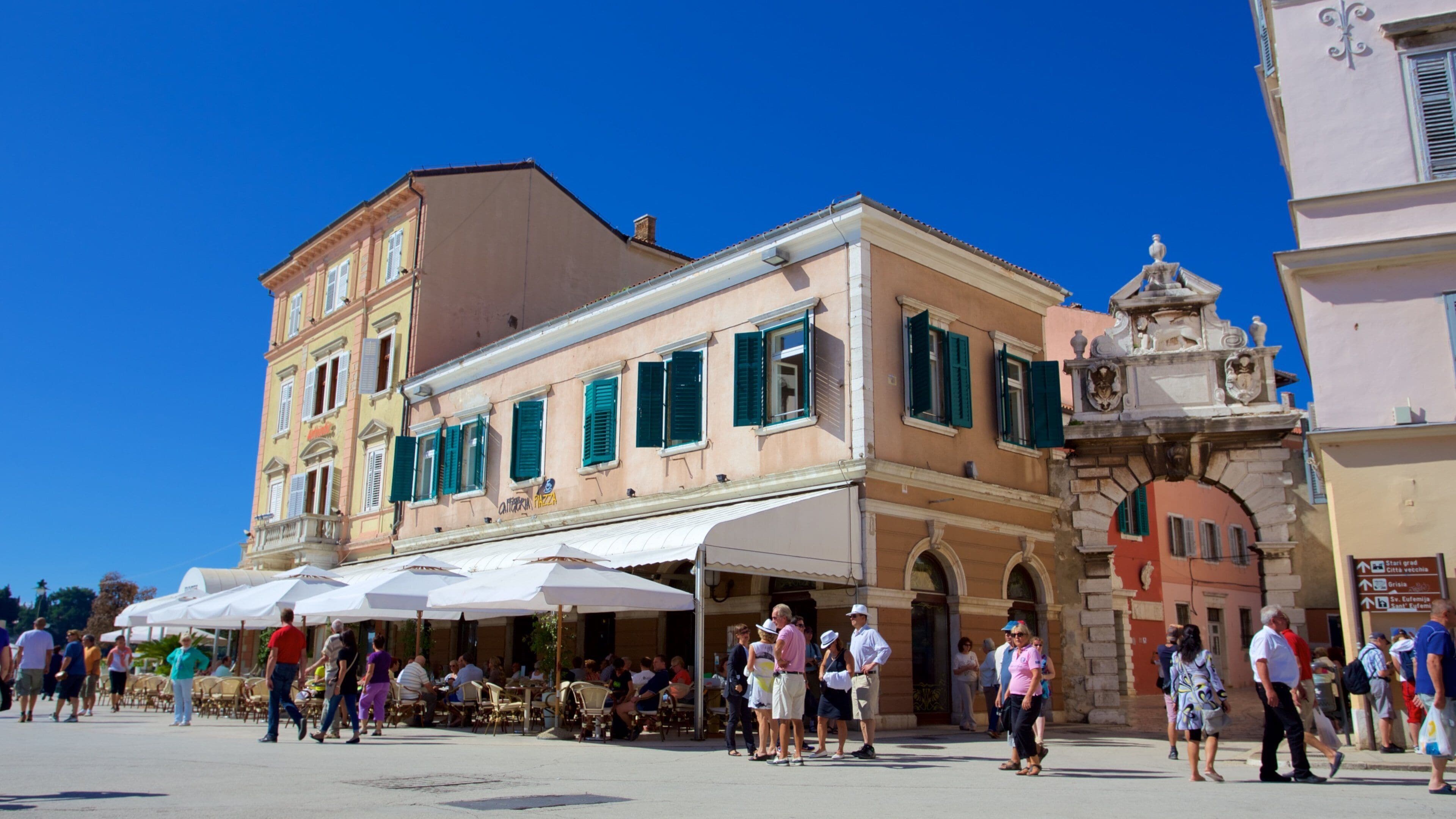 Maršala Titan aukio featuring syöminen ulkona ja katunäkymät