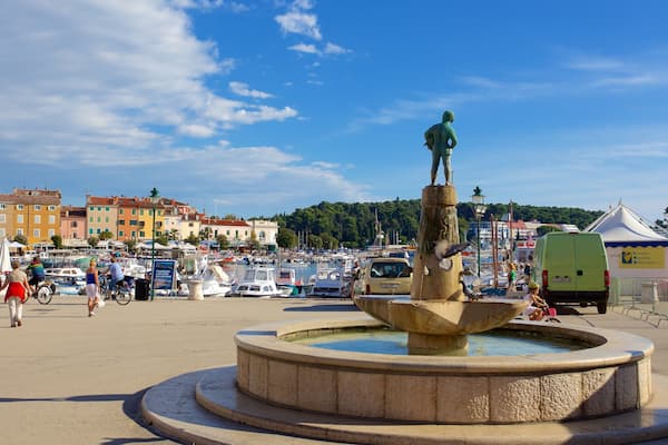Maršala-Tita-Platz welches beinhaltet Springbrunnen und Bucht oder Hafen