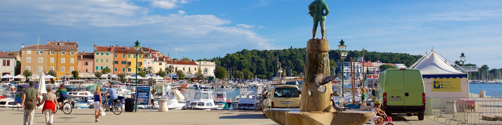 Maršala-Tita-Platz welches beinhaltet Springbrunnen und Bucht oder Hafen