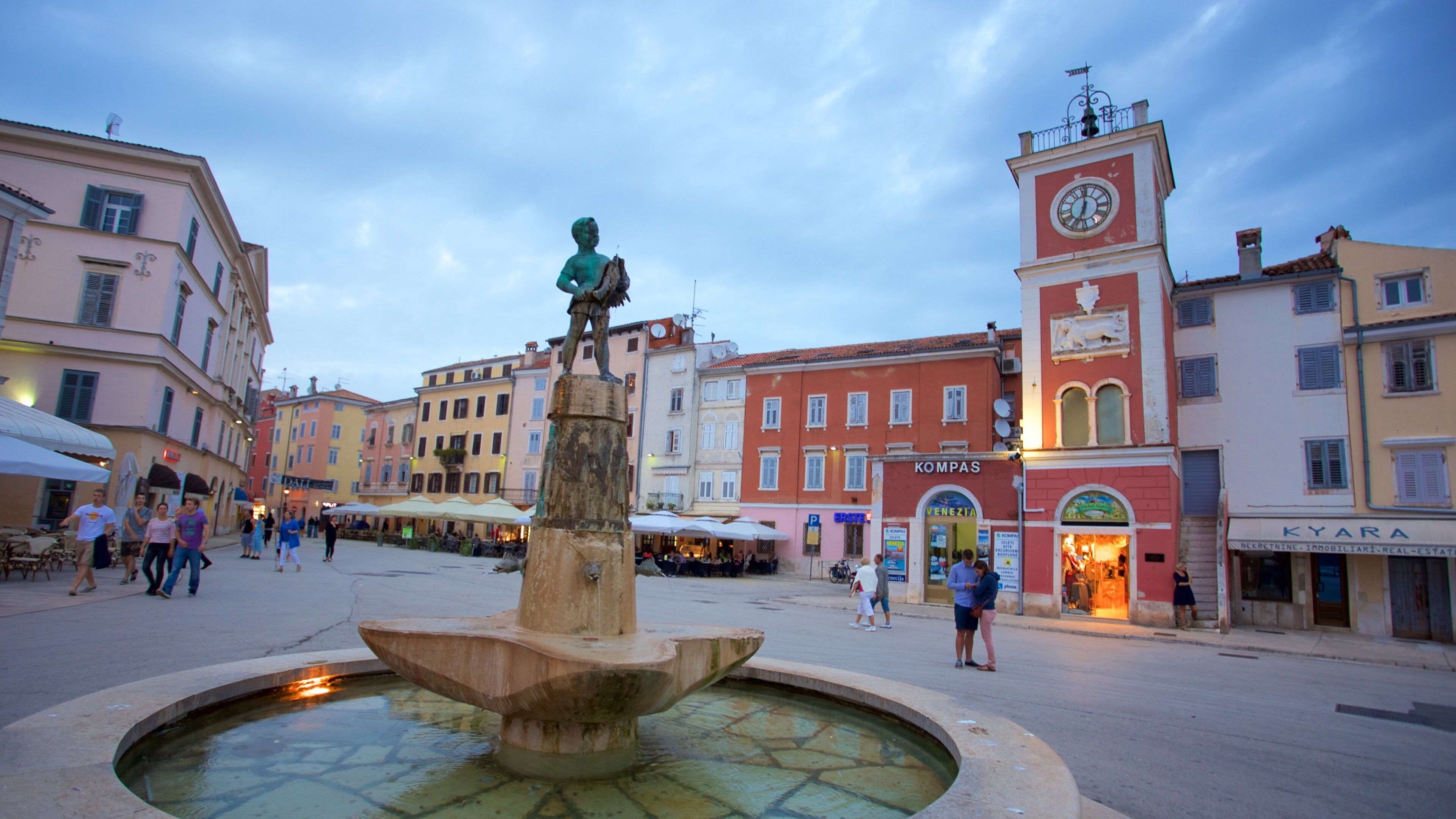 Maršala Titan aukio johon kuuluu lähde ja katunäkymät