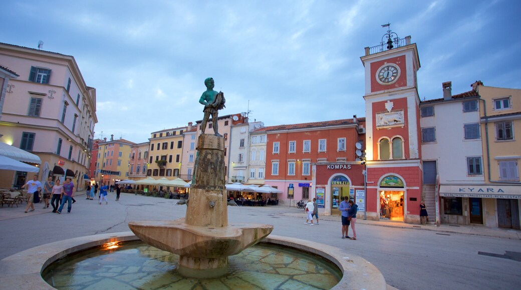 Marsala Tita Square showing street scenes and a fountain