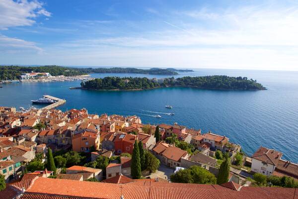 Katarina Island showing island views and a coastal town