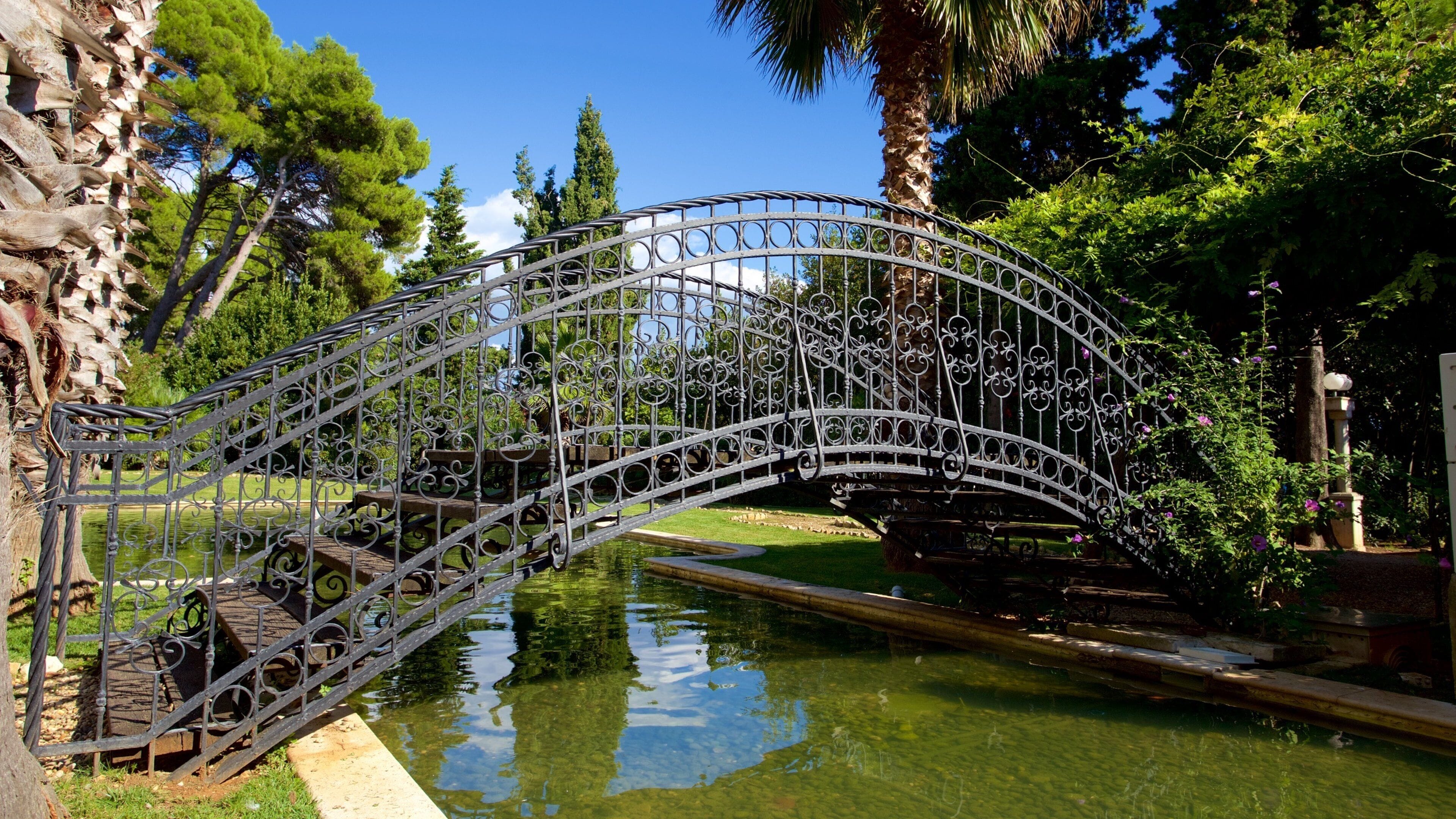 Sveta Katarina ofreciendo un estanque y un puente