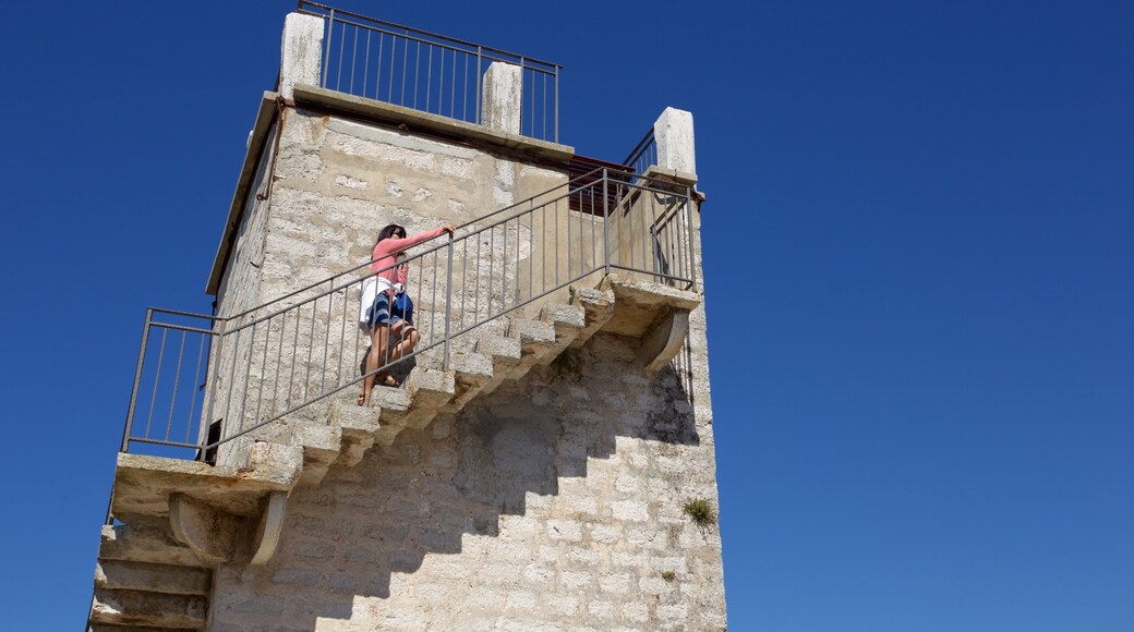 Isla Roja que incluye vistas y también una mujer