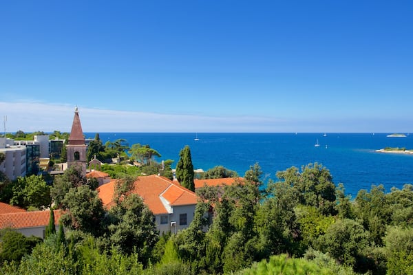 Ăle Rouge mettant en vedette une ville cĂŽtiĂšre