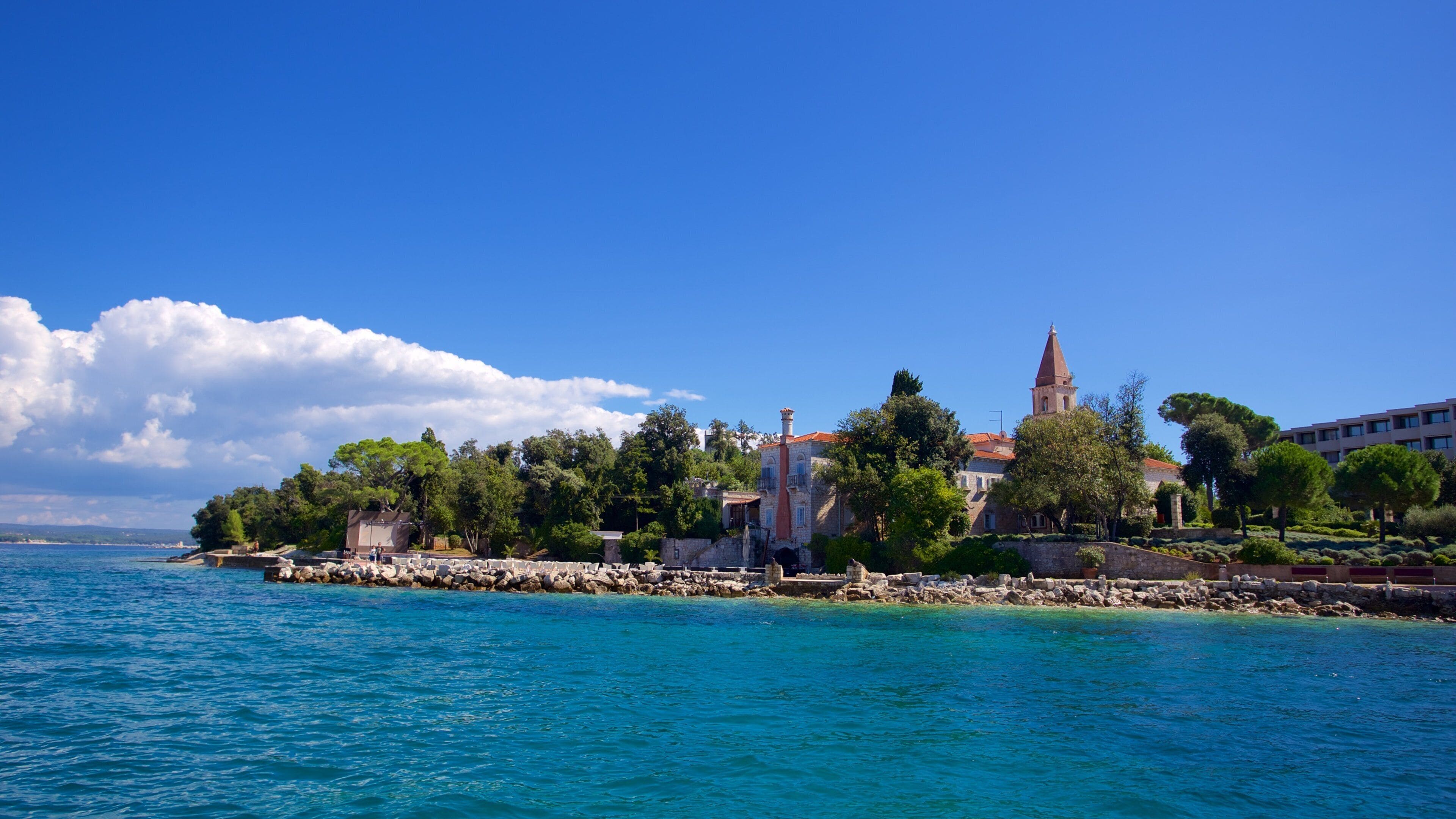 Rode eiland toont algemene kustgezichten