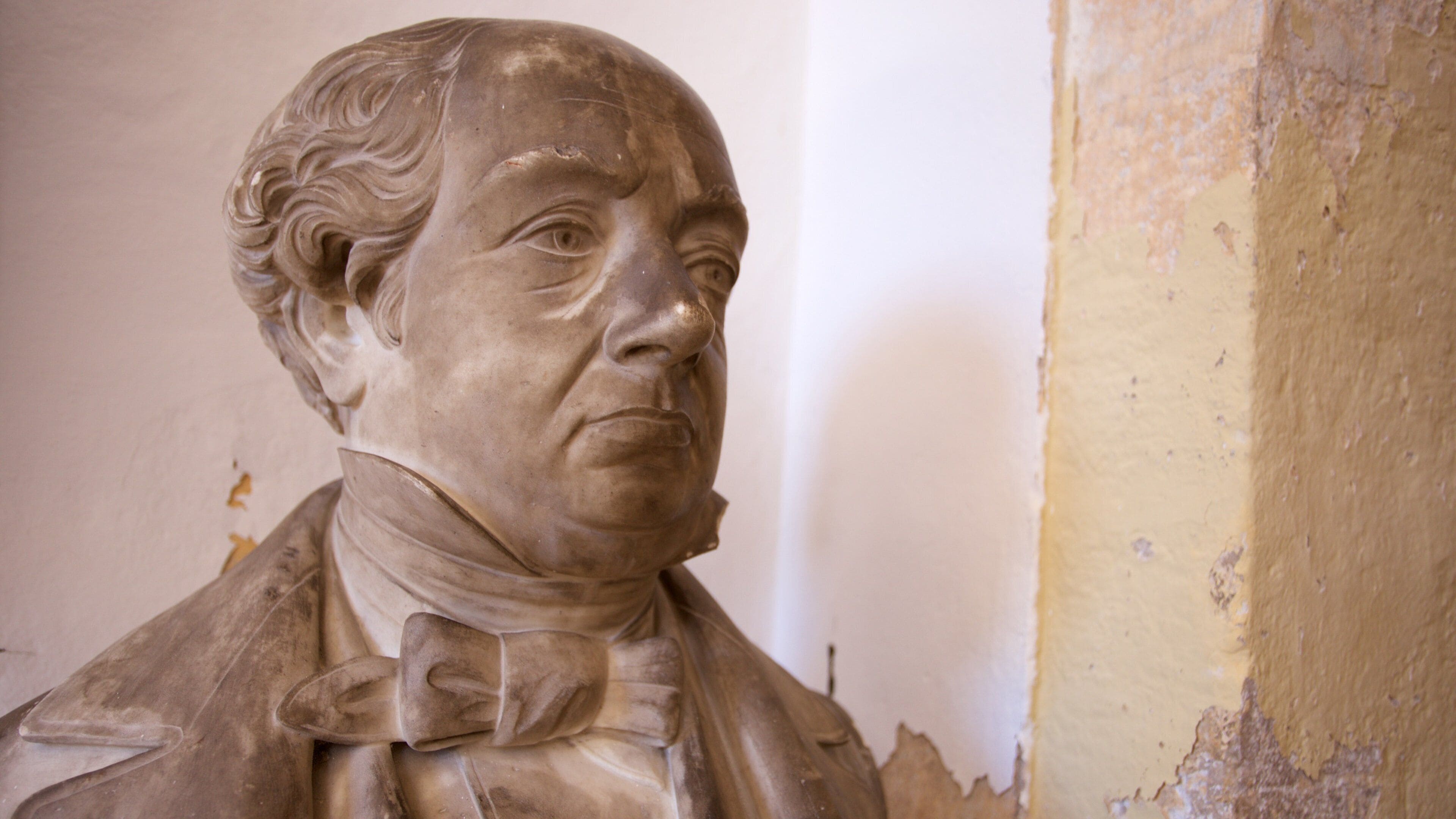 Rode eiland bevat een standbeeld of beeldhouwwerk