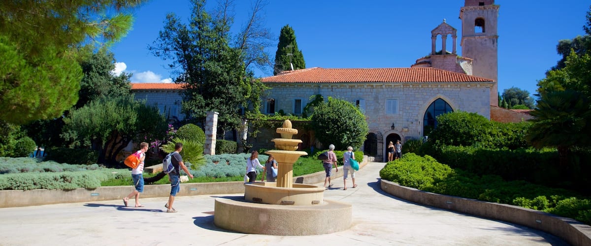 Isla Roja ofreciendo una fuente y una iglesia o catedral y también un pequeño grupo de personas