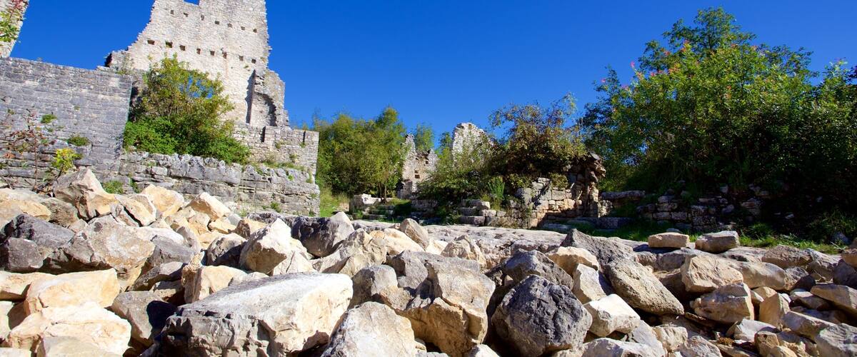 Dvigrad cho thấy di tích tòa nhà