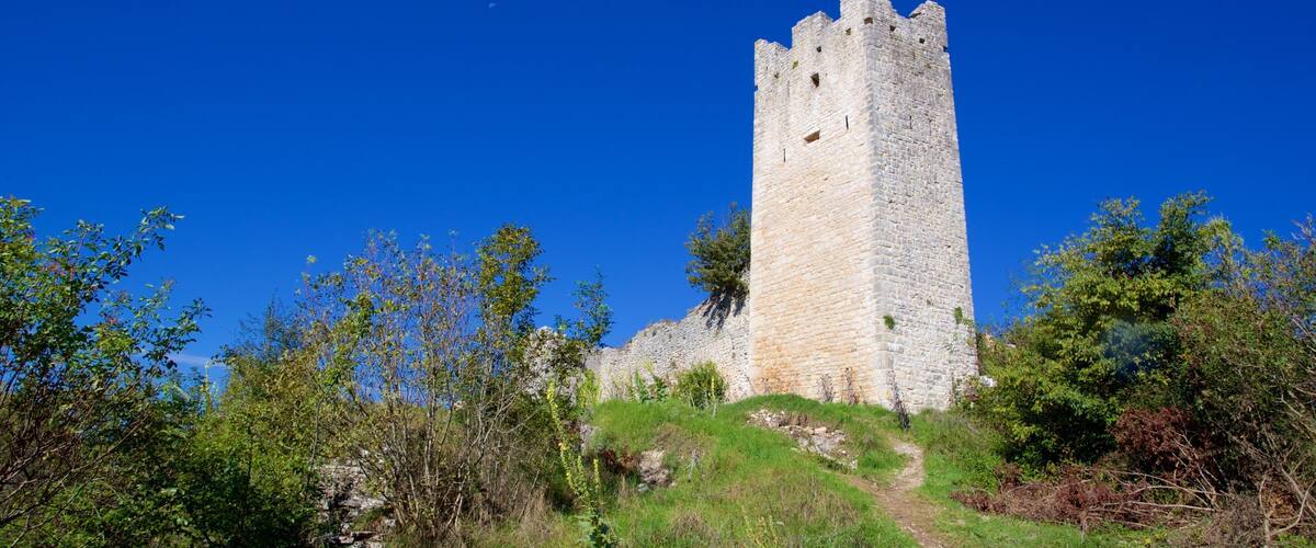 Dvigrad ซึ่งรวมถึง ซากปรักหักพัง