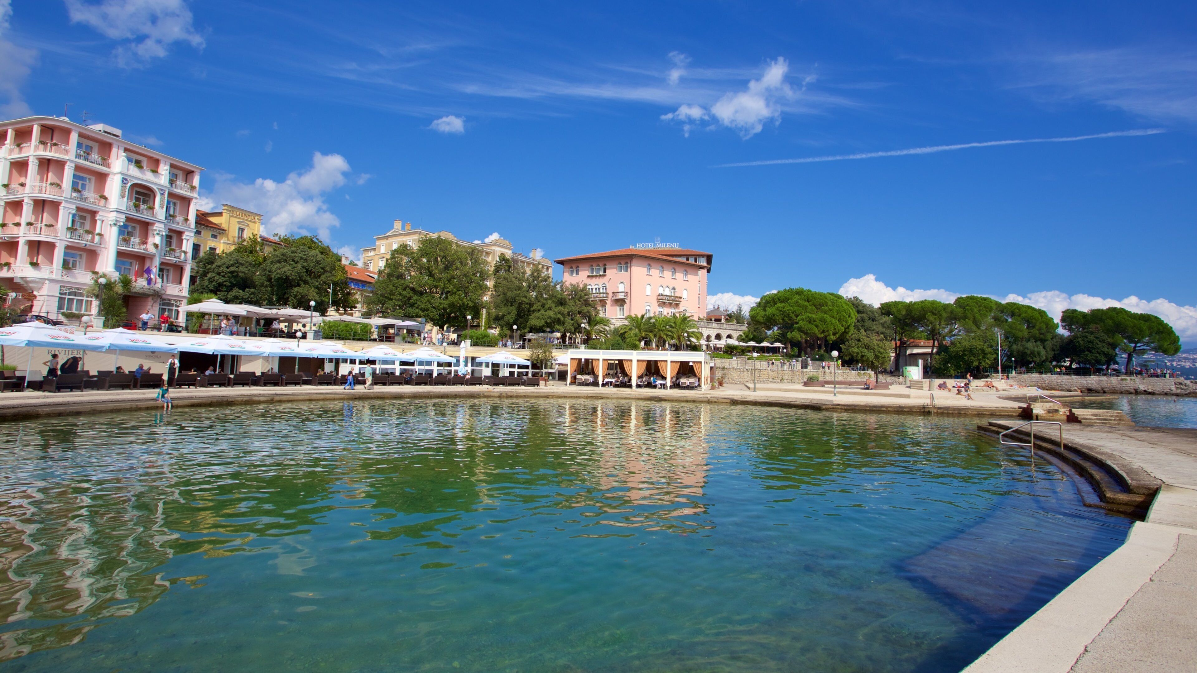 Slatina Beach showing general coastal views