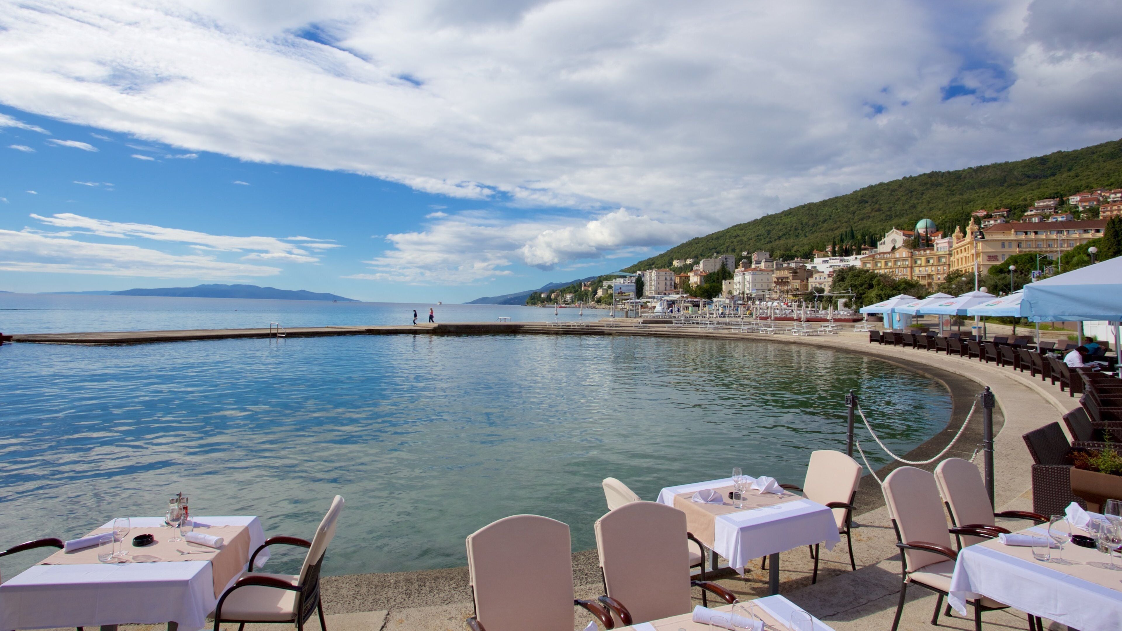 Slatina Beach showing a coastal town and outdoor eating