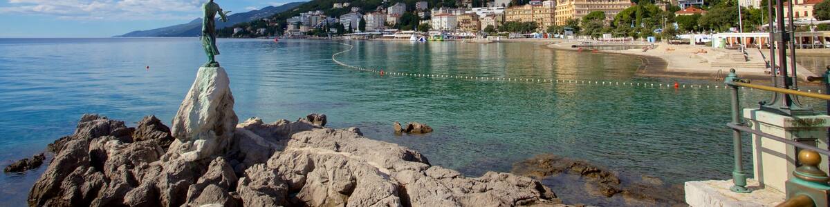 Strand Slatina mit einem allgemeine Küstenansicht und Statue oder Skulptur