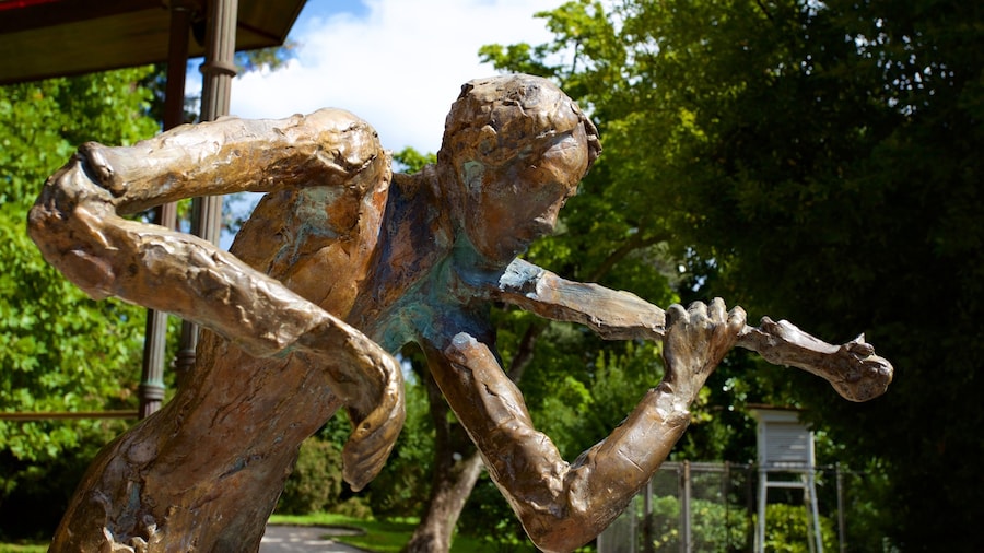 Parque Angiolina ofreciendo una estatua o escultura