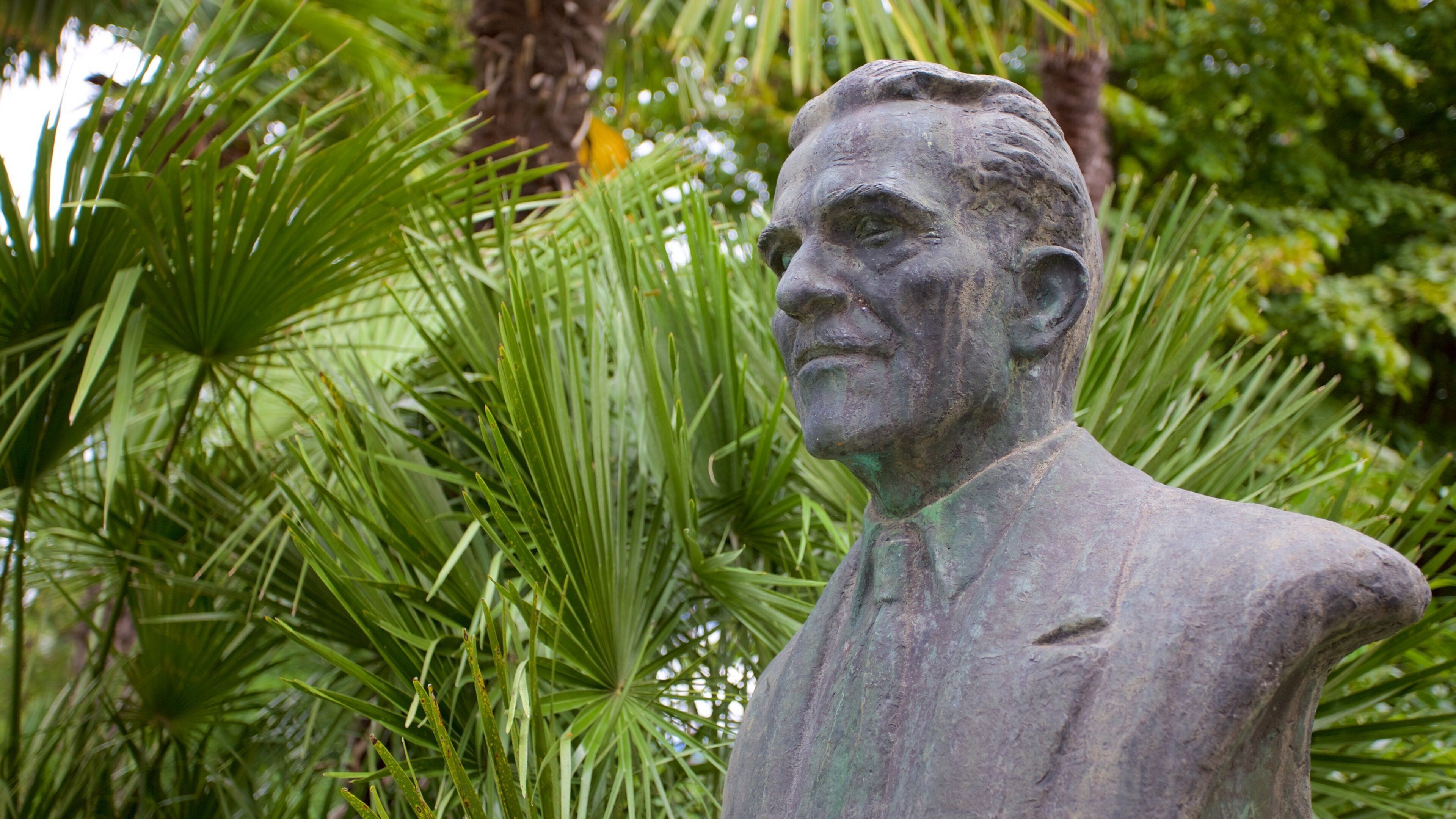 Park Angiolina which includes a statue or sculpture