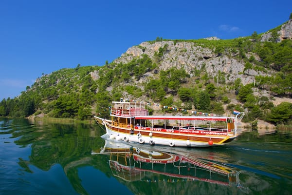 Nationalpark Krka das einen Bootfahren und See oder Wasserstelle
