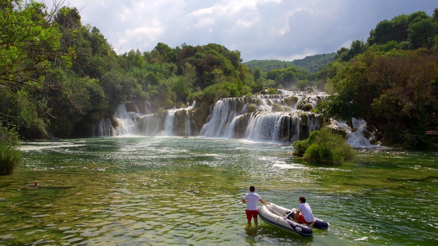クルカ国立公園 表示 湖あるいは泉 と 急流 及び 少数の人々