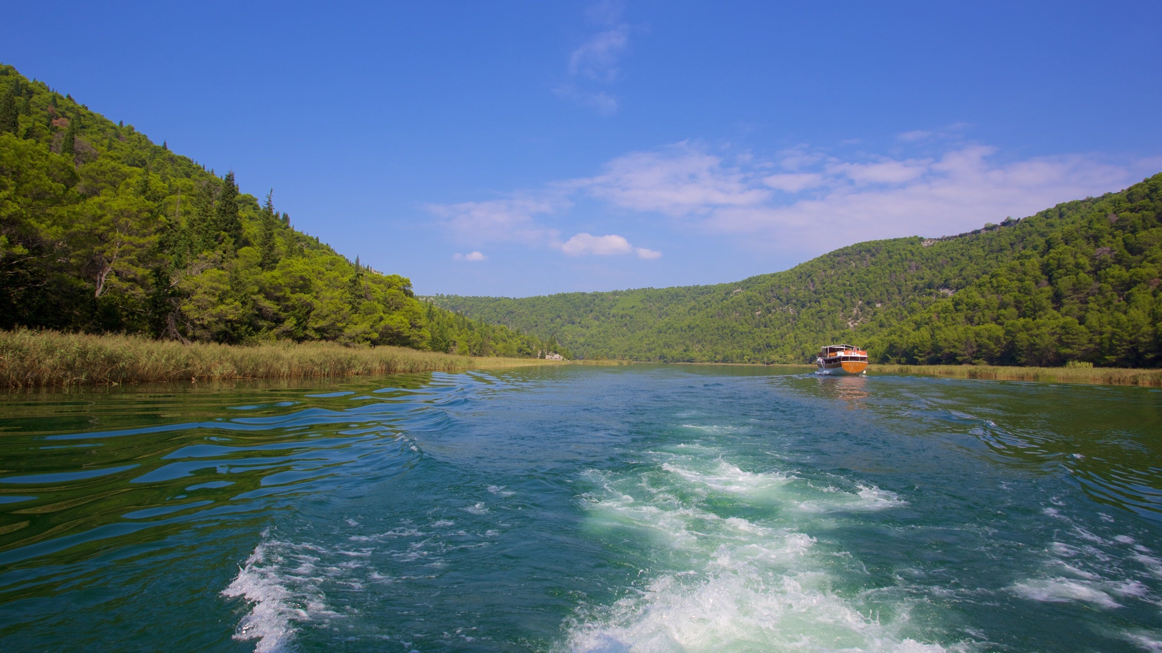Parque Nacional Krka ofreciendo un lago o abrevadero y paseos en lancha