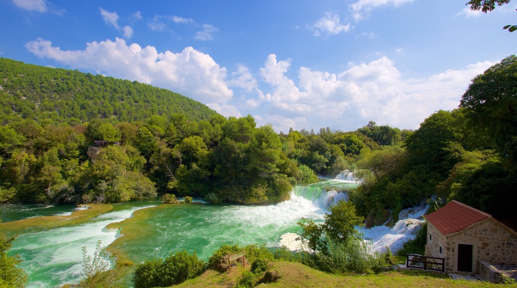 Parque Nacional Krka mostrando un río o arroyo y una casa