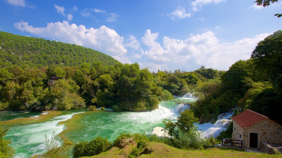 Nationalpark Krka das einen Fluss oder Bach und Haus