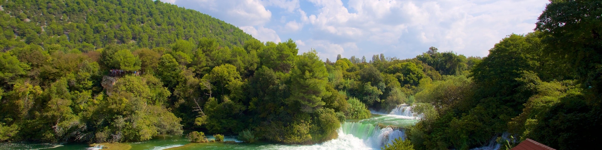Parque Nacional Krka ofreciendo un río o arroyo y una casa