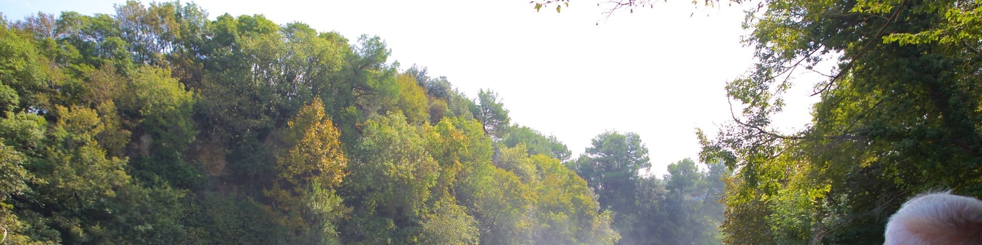 Krka National Park caracterizando uma cachoeira assim como um homem sozinho