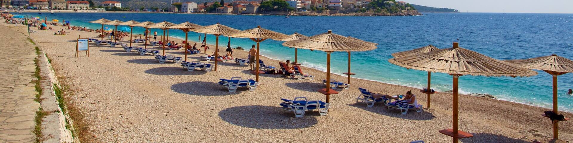 Strand von Primošten das einen Steinstrand