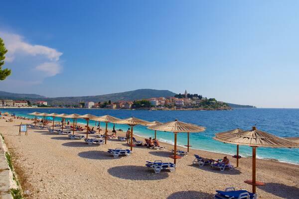 Strand von Primošten das einen Steinstrand