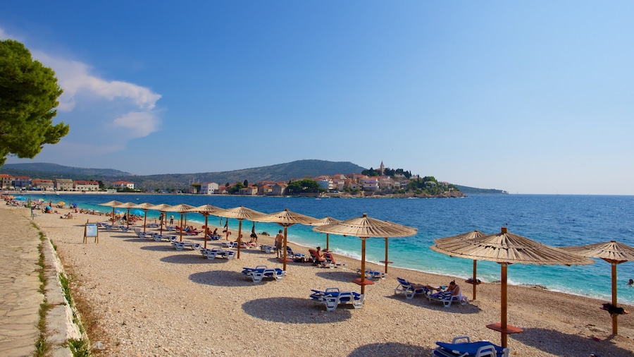 Strand von Primošten das einen Steinstrand