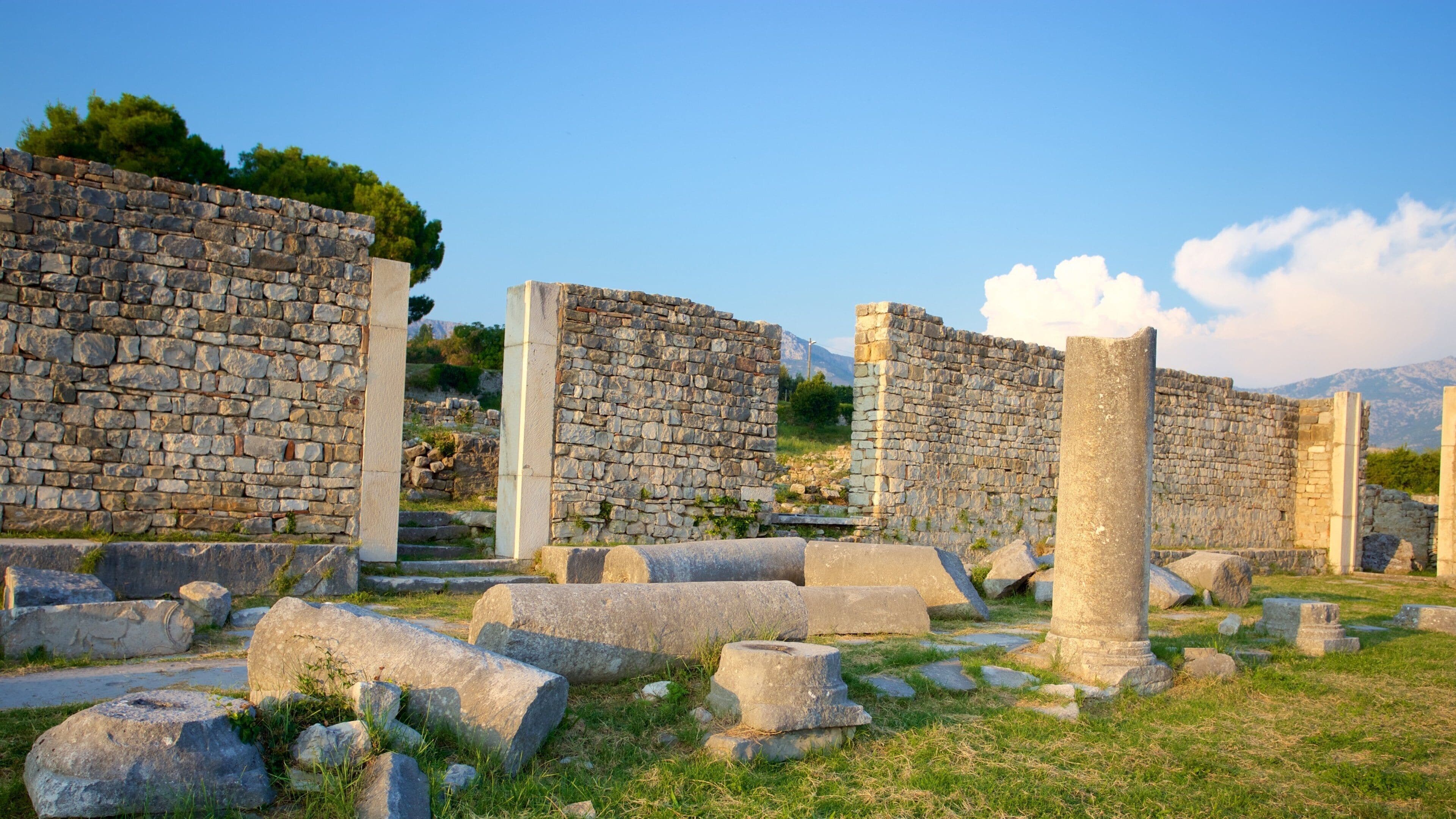 Salona Ruins which includes heritage elements and a ruin