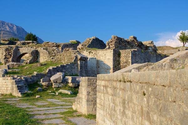 Salona featuring a ruin