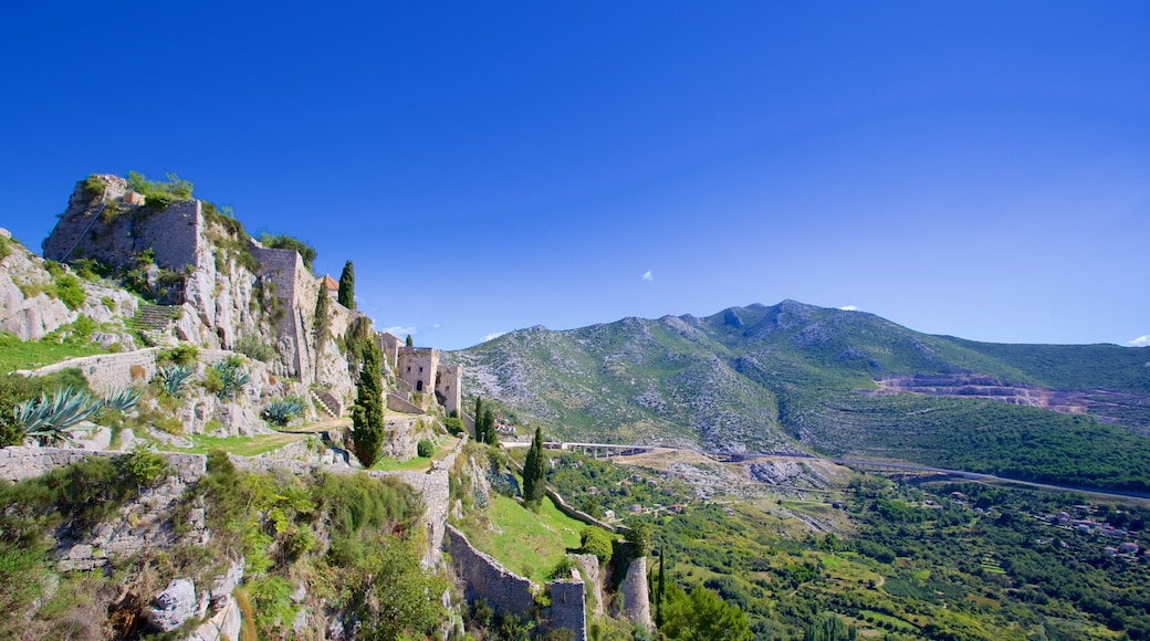 Fortaleza de Klis mostrando paisagem, ruĂnas de edifĂcio e montanhas
